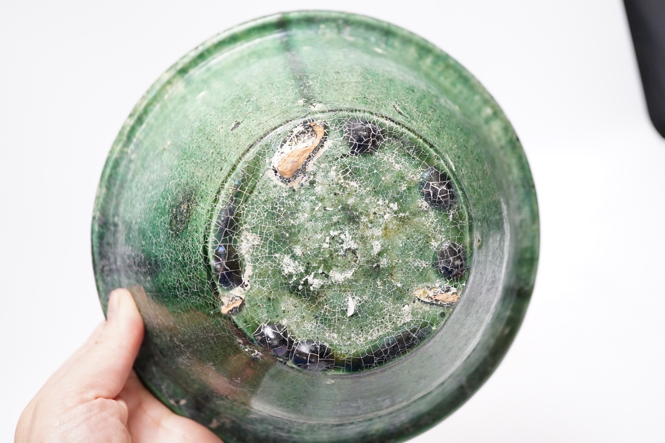 A Chinese green glazed bowl, Yuan-Ming dynasty, 19cm diameter